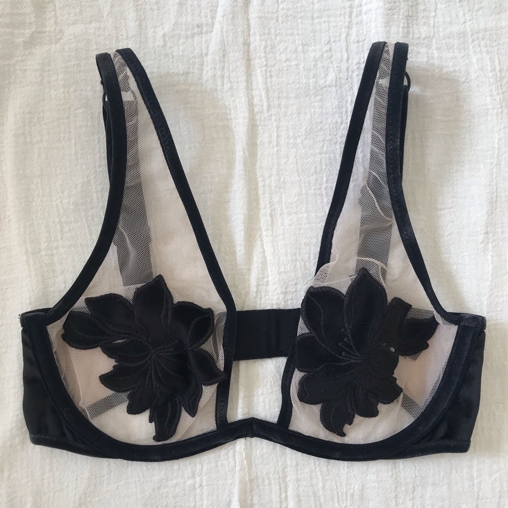 VICTORIAS SECRET BRA